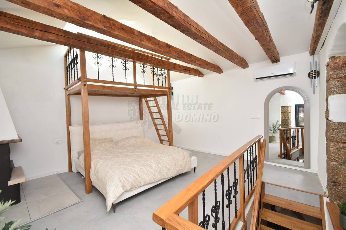 Čudovita obnovljena stara kamnita hiša! Punat!