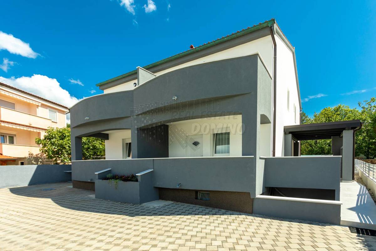 Lepa dvojček hiša z bazenom 100 metrov od morja! Soline!