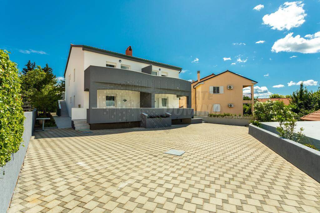 Lepa dvojček hiša z bazenom 100 metrov od morja! Soline!