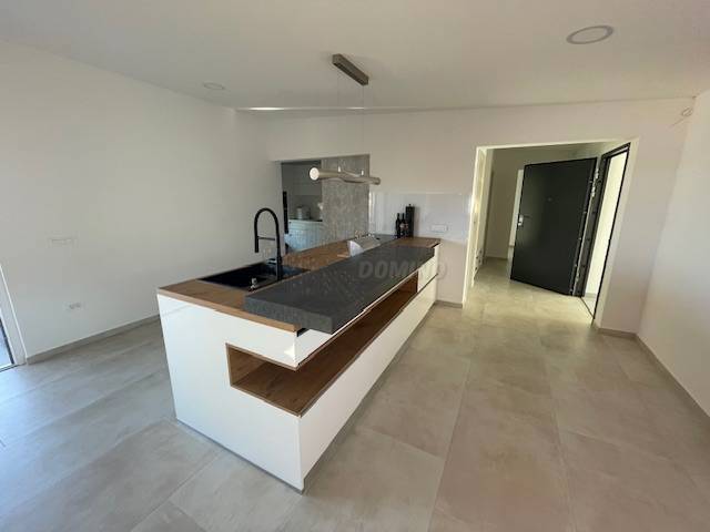 Luksuzni penthouse z bazenom na strehi in odprtim pogledom na morje!