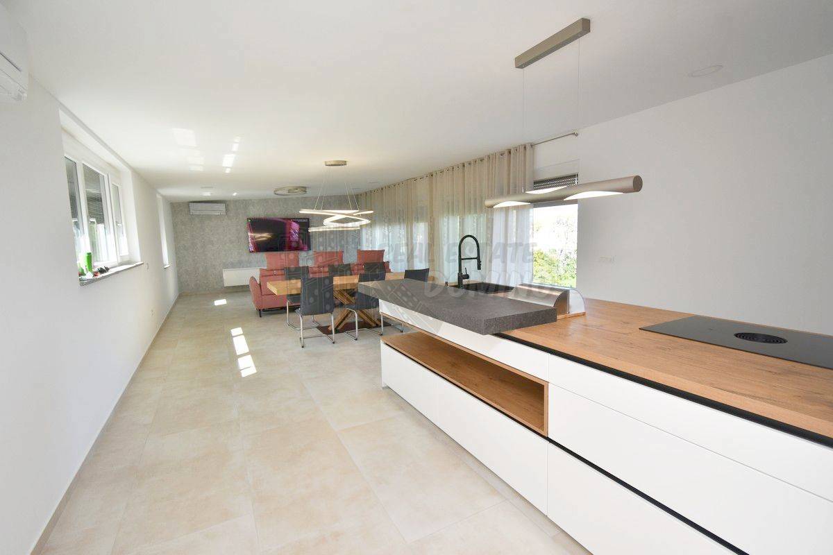 Luksuzni penthouse z bazenom na strehi in odprtim pogledom na morje!