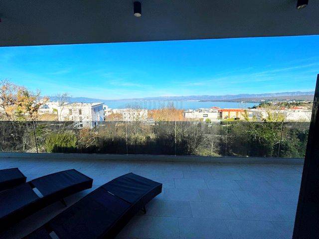 Luksuzni penthouse z bazenom na strehi in odprtim pogledom na morje!