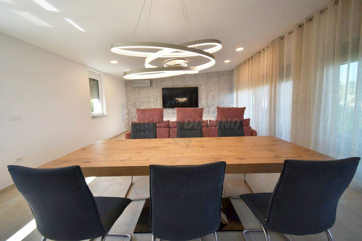 Luksuzni penthouse z bazenom na strehi in odprtim pogledom na morje!