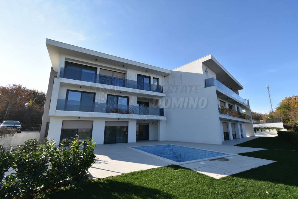 Luksuzni penthouse z bazenom na strehi in odprtim pogledom na morje!