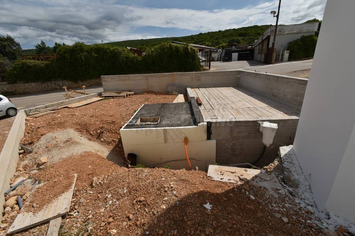 Novogradnja, Punat - stanovanje z vrtom in bazenom! ​