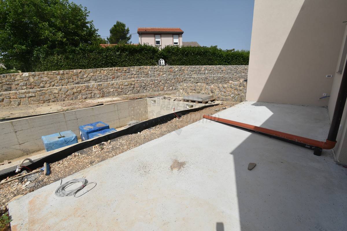 Lepa novogradnja v bližini mesta Krk!