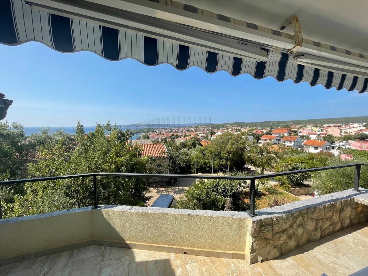 Stanovanje s čudovitim razgledom in 2 terasama! Mesto Krk!