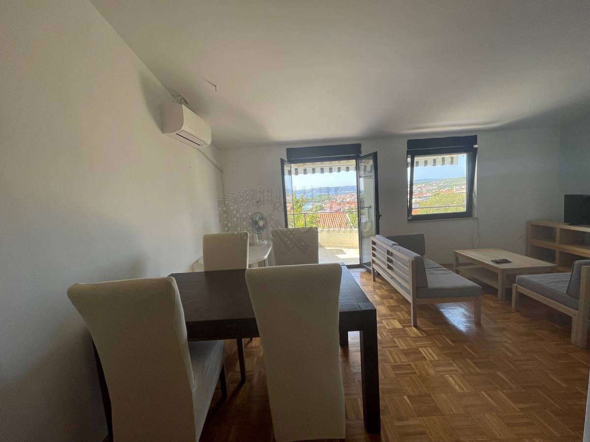 Stanovanje s čudovitim razgledom in 2 terasama! Mesto Krk!