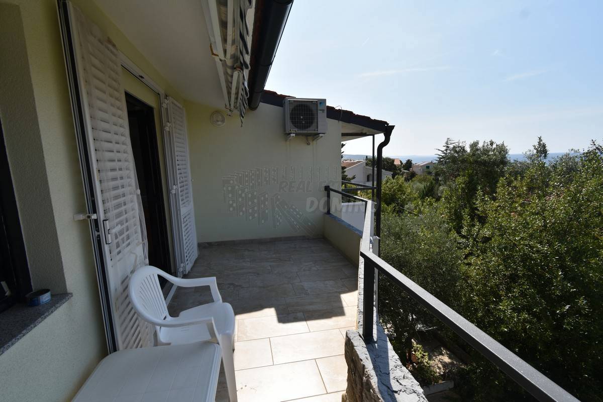 Stanovanje s čudovitim razgledom in 2 terasama! Mesto Krk!