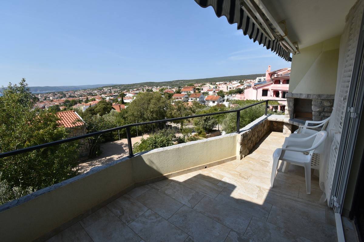 Stanovanje s čudovitim razgledom in 2 terasama! Mesto Krk!