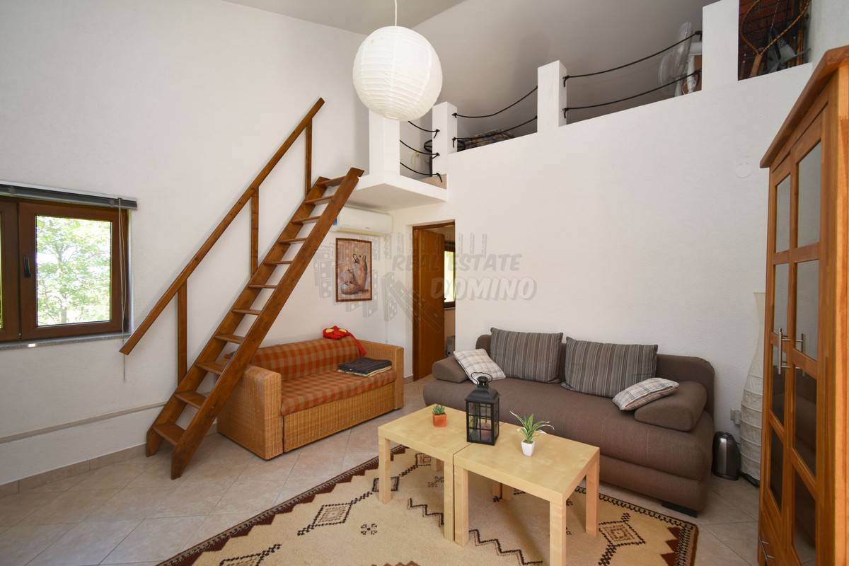 Prekrasna renovirana kuća z okućnico! Otok Krk!