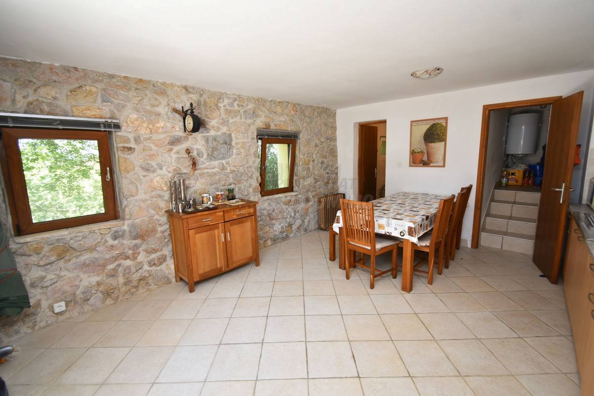 Prekrasna renovirana kuća z okućnico! Otok Krk!