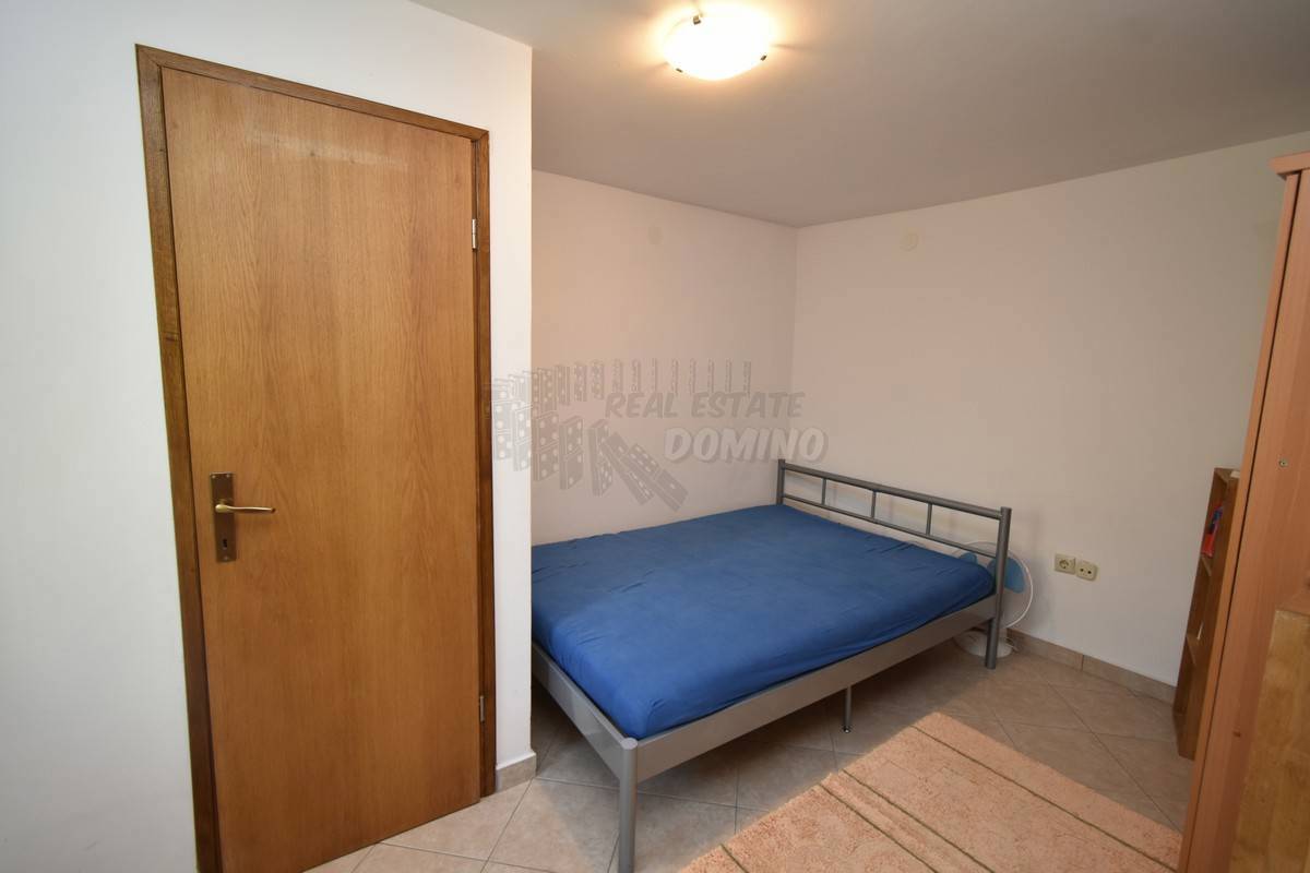 Prekrasna renovirana kuća z okućnico! Otok Krk!