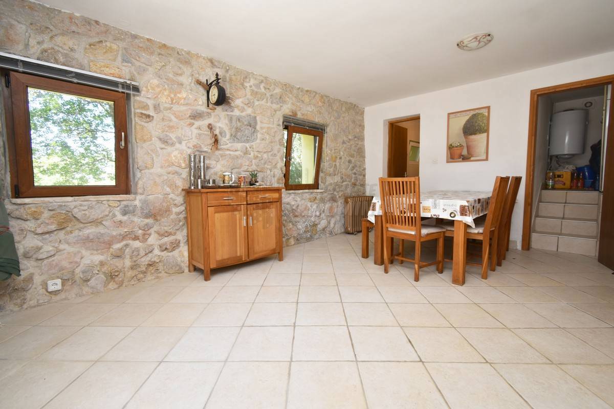 Prekrasna renovirana kuća z okućnico! Otok Krk!