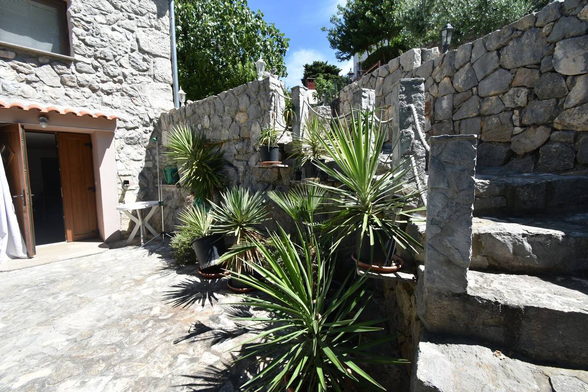 Prekrasna renovirana kuća z okućnico! Otok Krk!