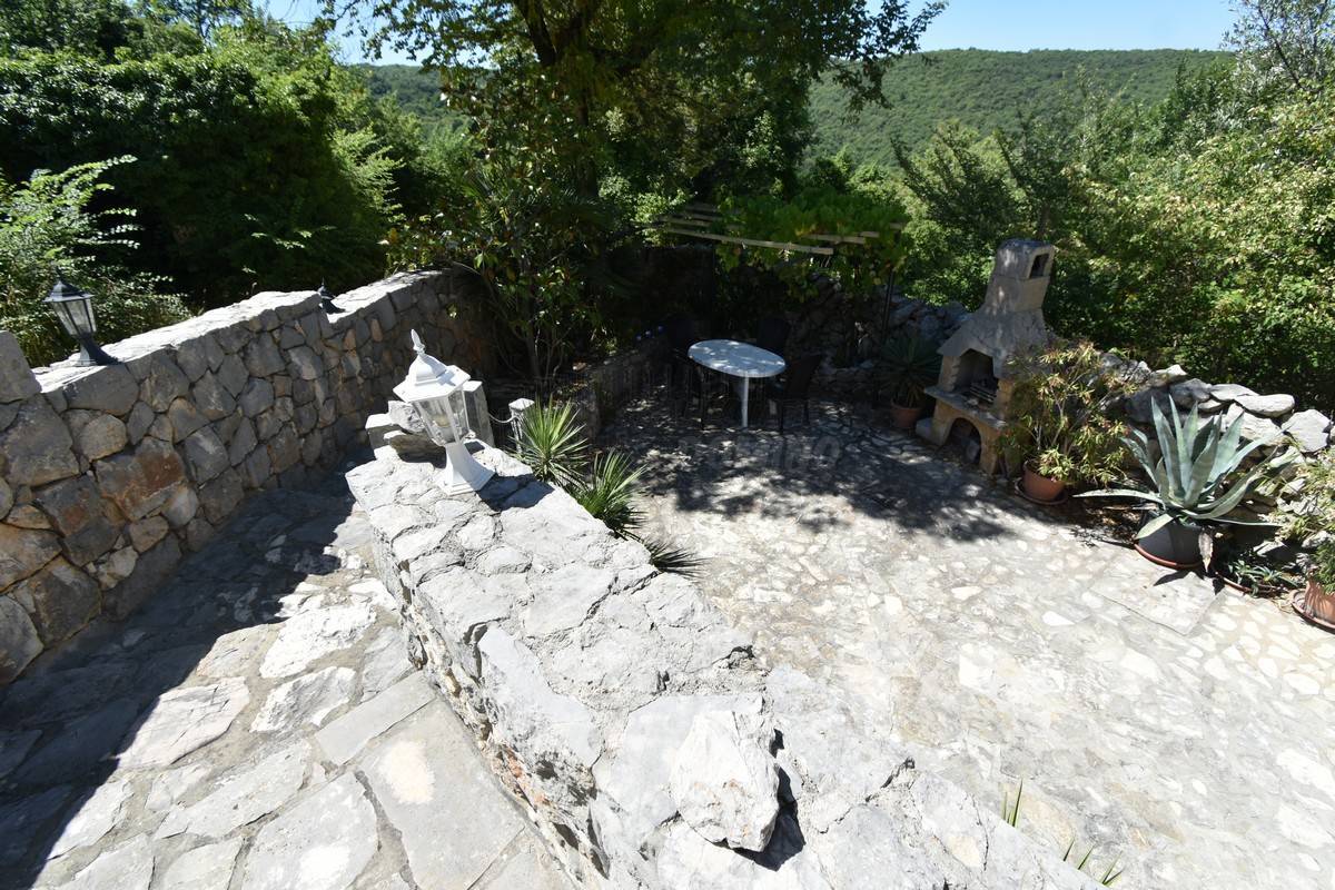 Prekrasna renovirana kuća z okućnico! Otok Krk!