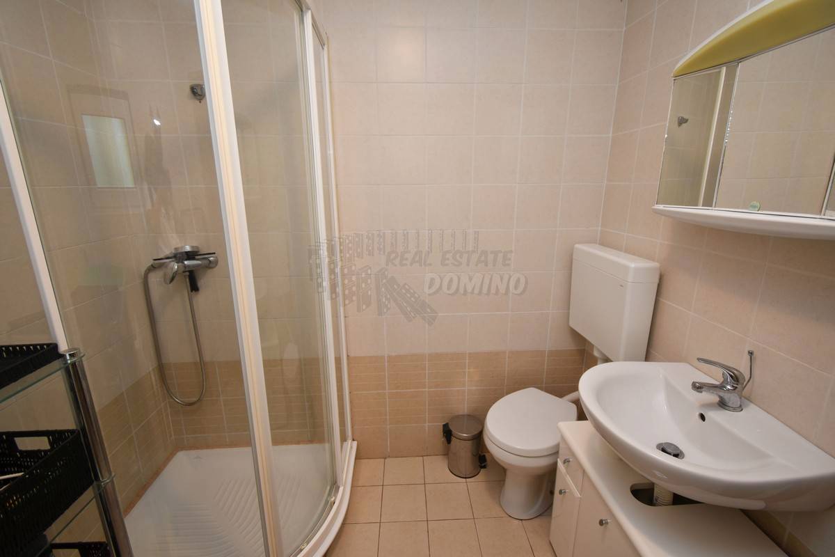 Prekrasna renovirana kuća z okućnico! Otok Krk!
