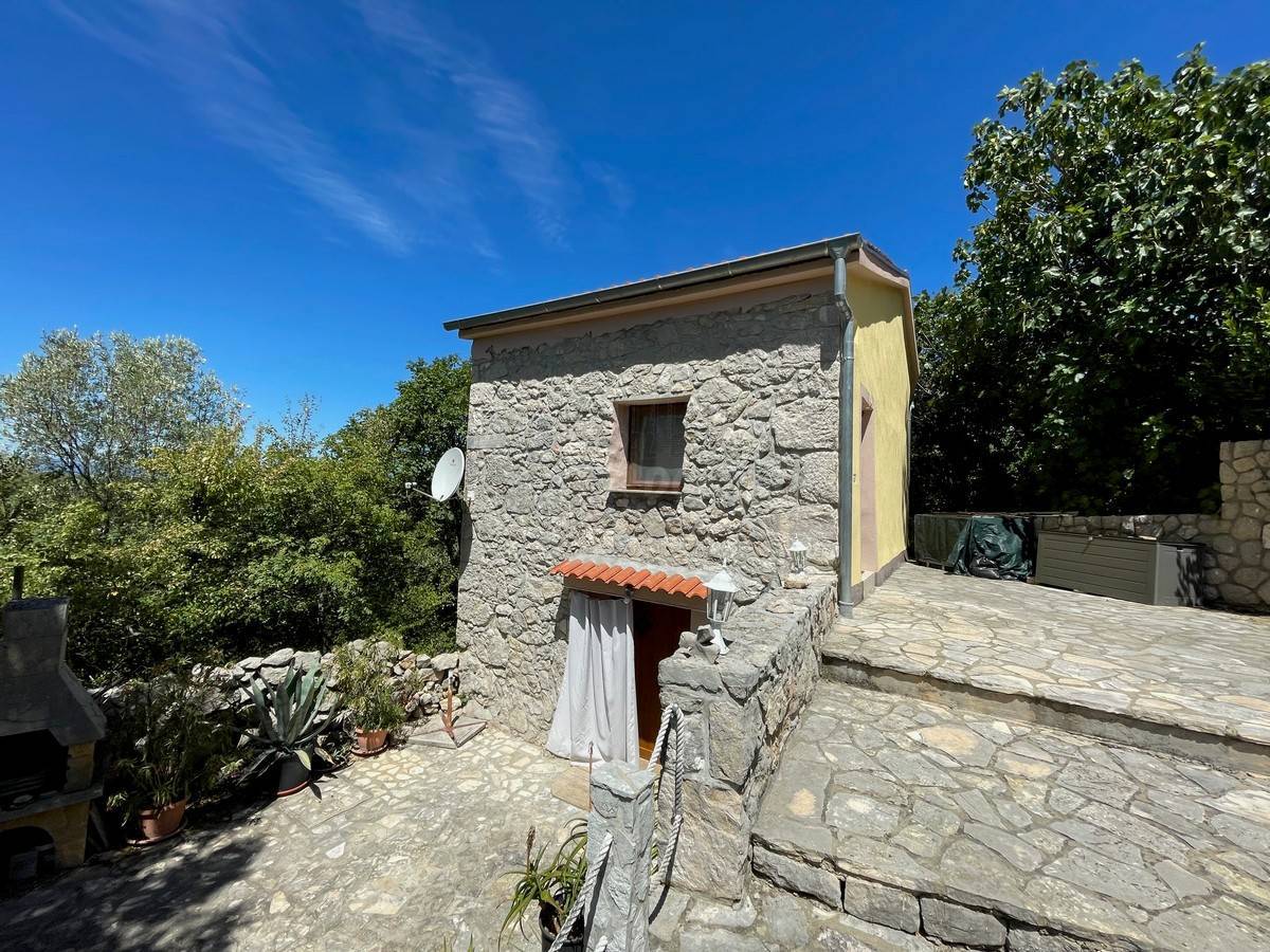 Prekrasna renovirana kuća z okućnico! Otok Krk!