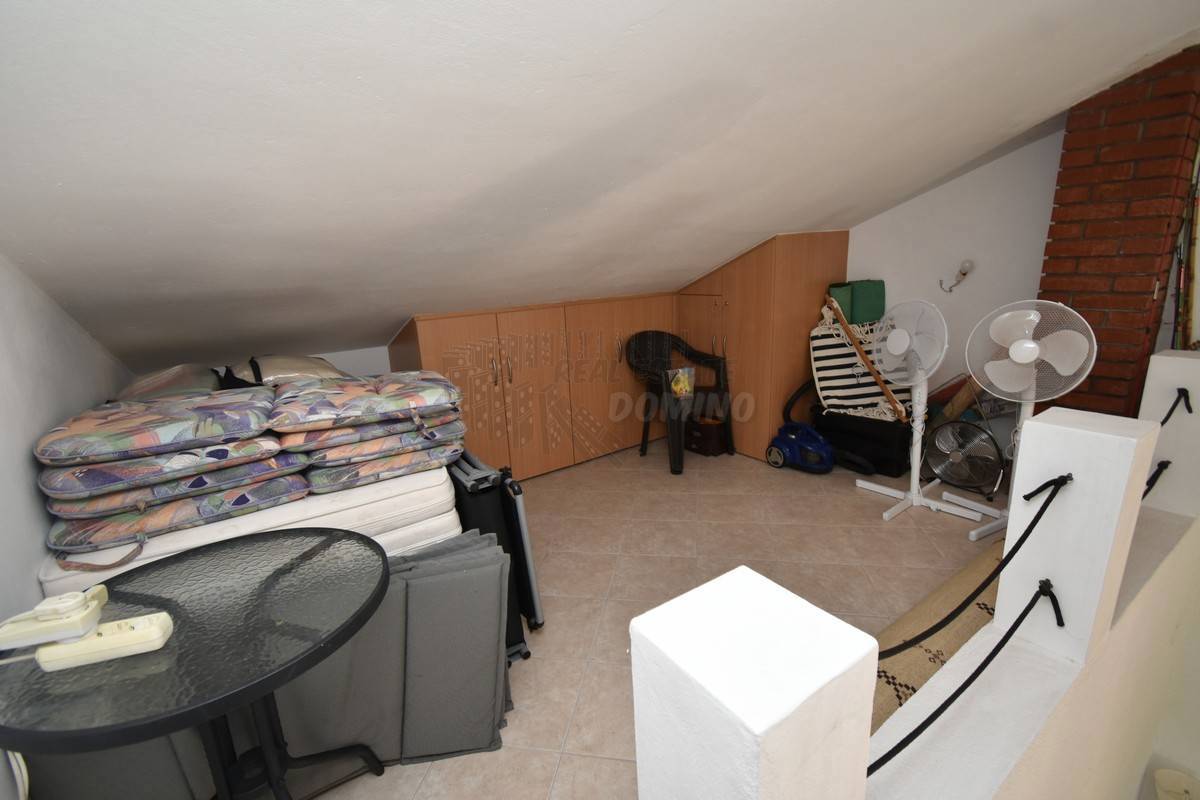 Prekrasna renovirana kuća z okućnico! Otok Krk!