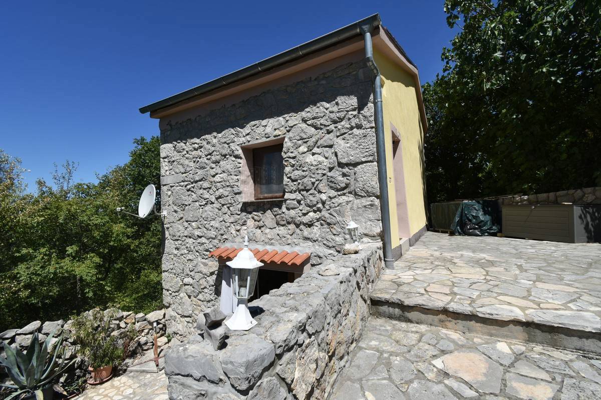 Prekrasna renovirana kuća z okućnico! Otok Krk!