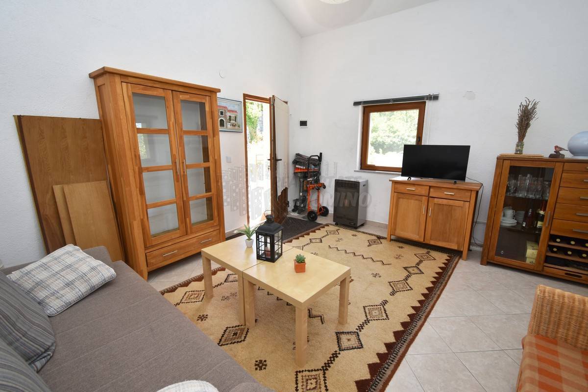 Prekrasna renovirana kuća z okućnico! Otok Krk!
