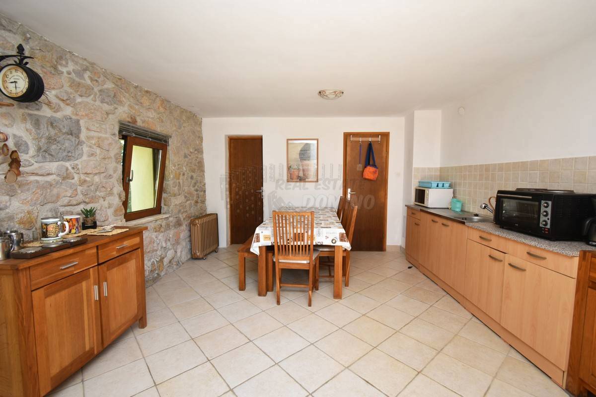 Prekrasna renovirana kuća z okućnico! Otok Krk!