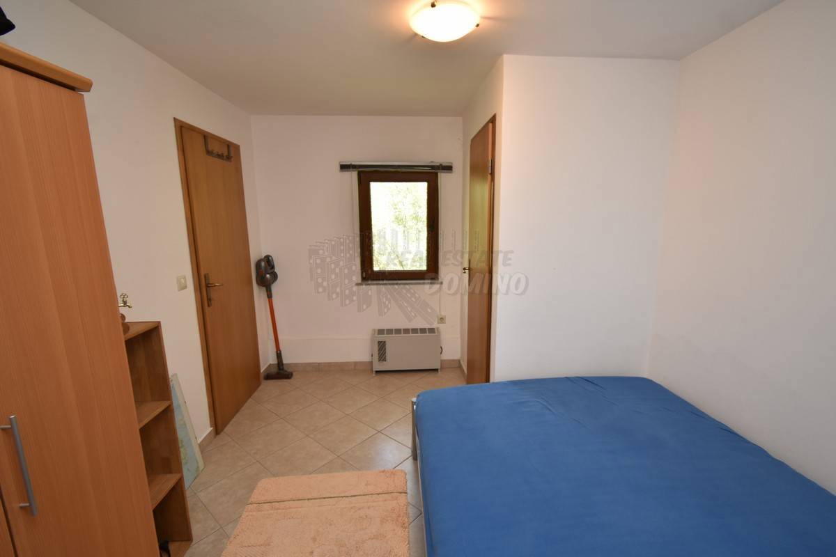 Prekrasna renovirana kuća z okućnico! Otok Krk!