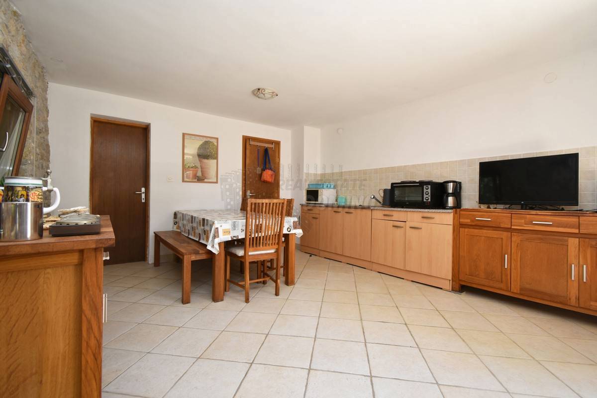 Prekrasna renovirana kuća z okućnico! Otok Krk!