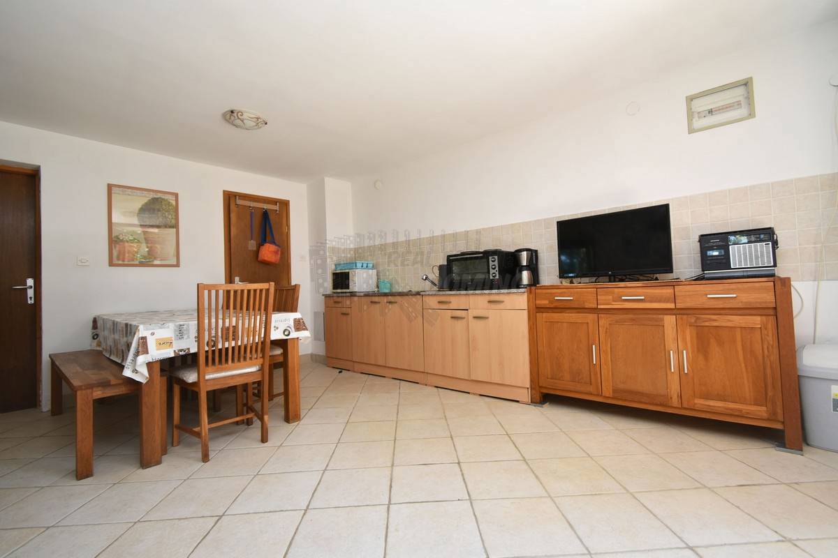 Prekrasna renovirana kuća z okućnico! Otok Krk!