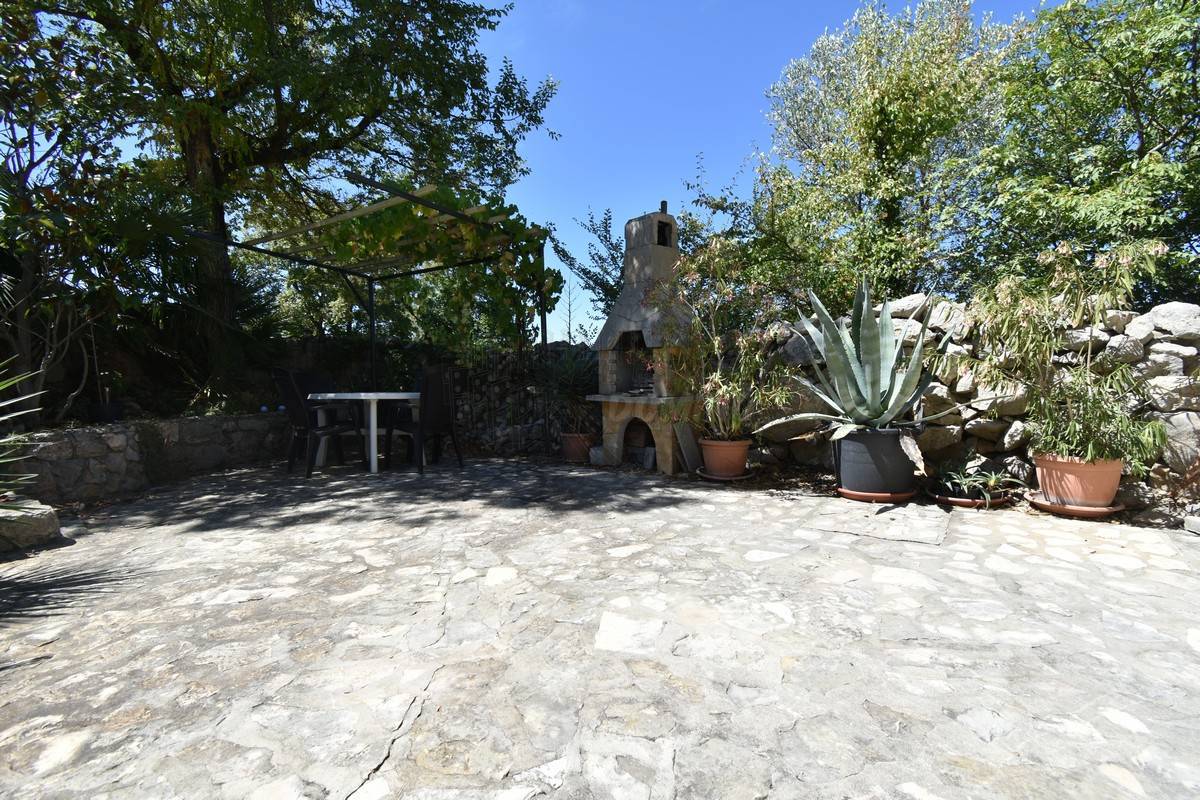 Prekrasna renovirana kuća z okućnico! Otok Krk!