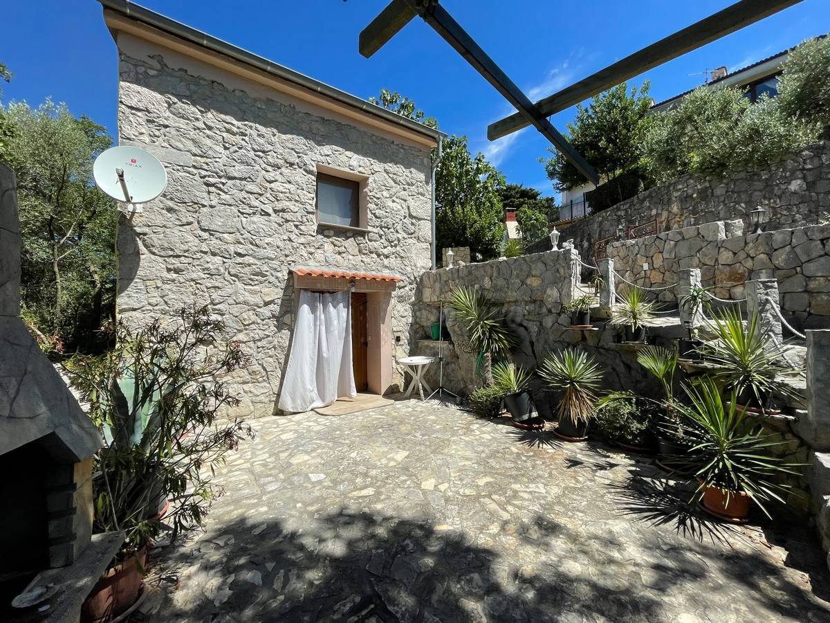 Prekrasna renovirana kuća z okućnico! Otok Krk!