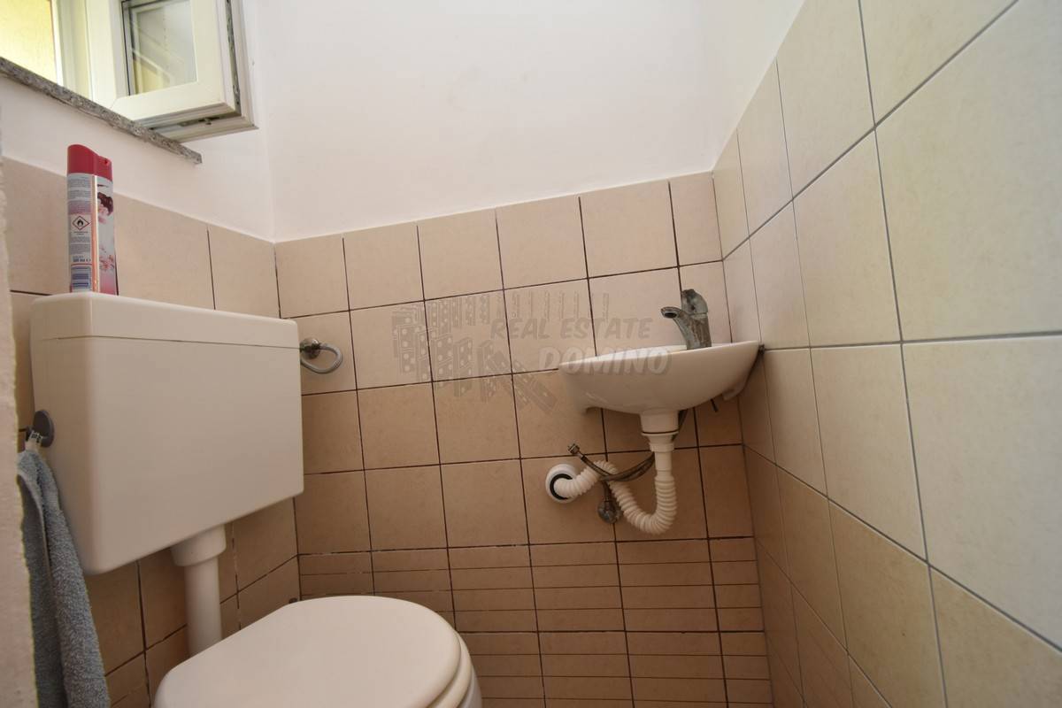 Prekrasna renovirana kuća z okućnico! Otok Krk!
