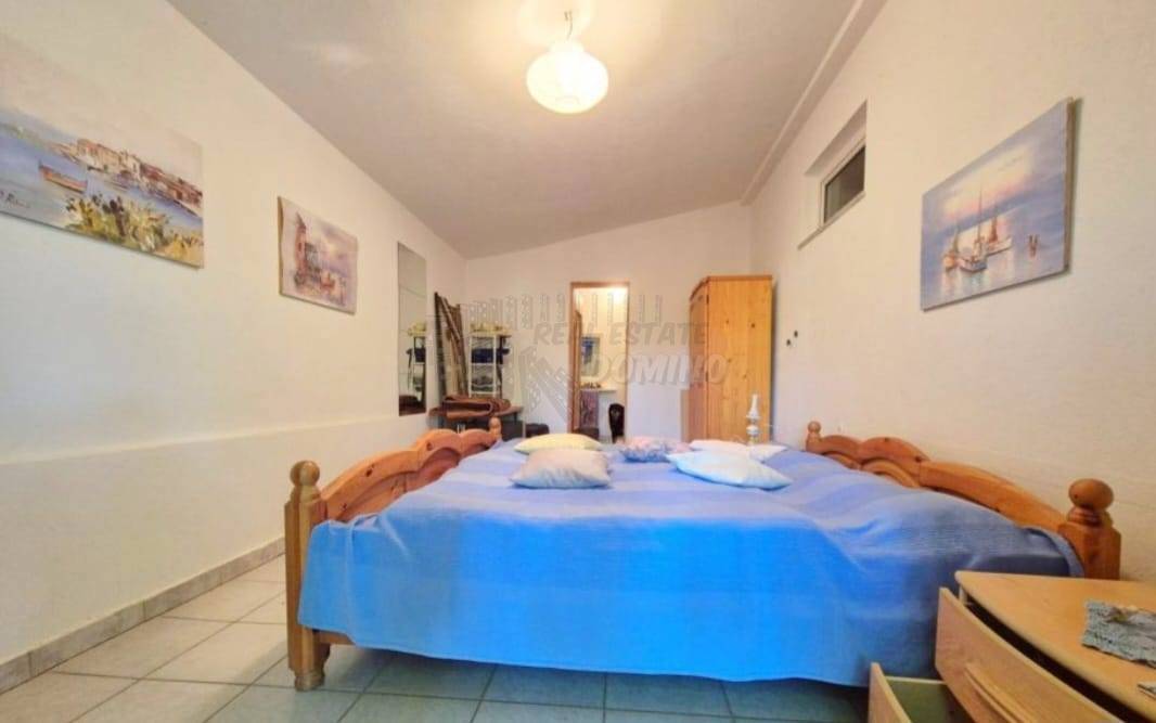 Hiša s kar 1500 m2 vrta - mesto Krk