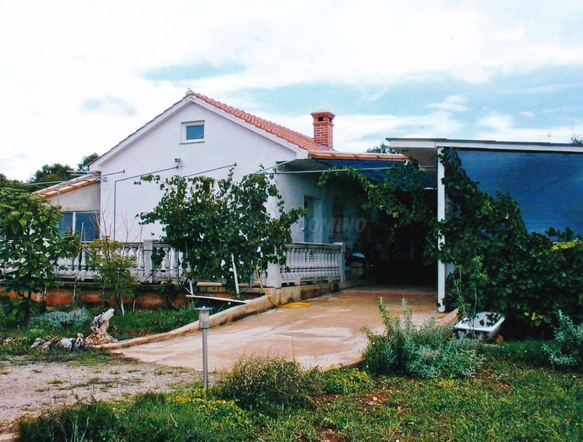 Hiša s kar 1500 m2 vrta - mesto Krk