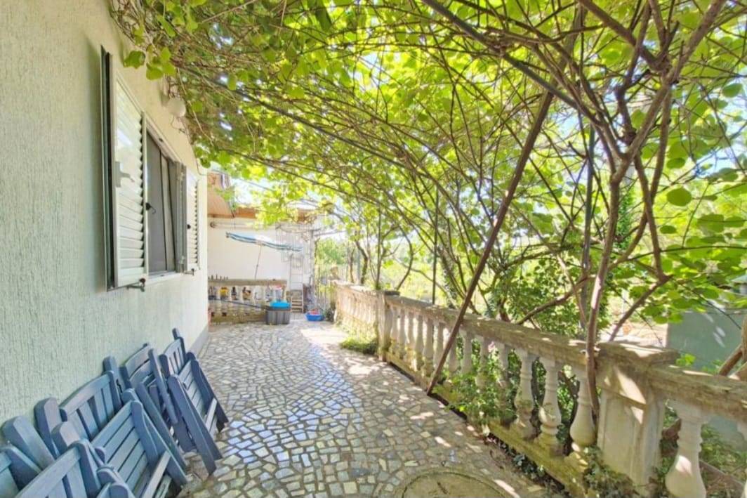 Hiša s kar 1500 m2 vrta - mesto Krk