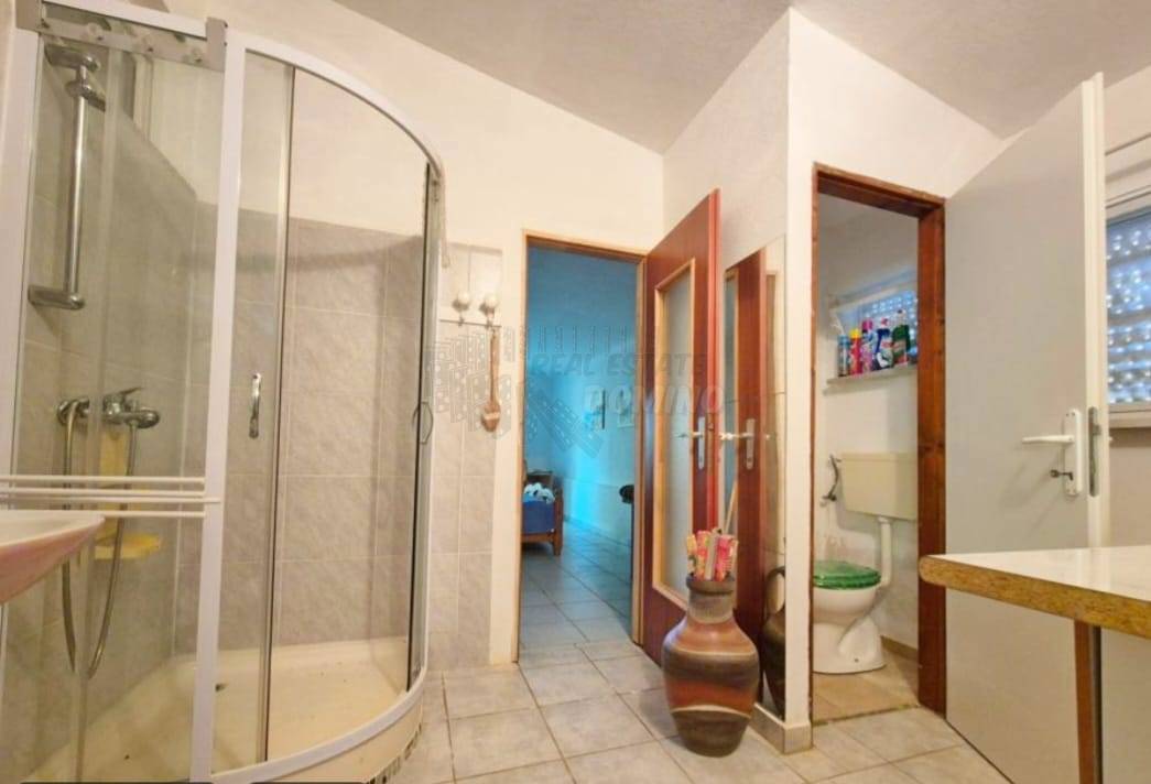 Hiša s kar 1500 m2 vrta - mesto Krk