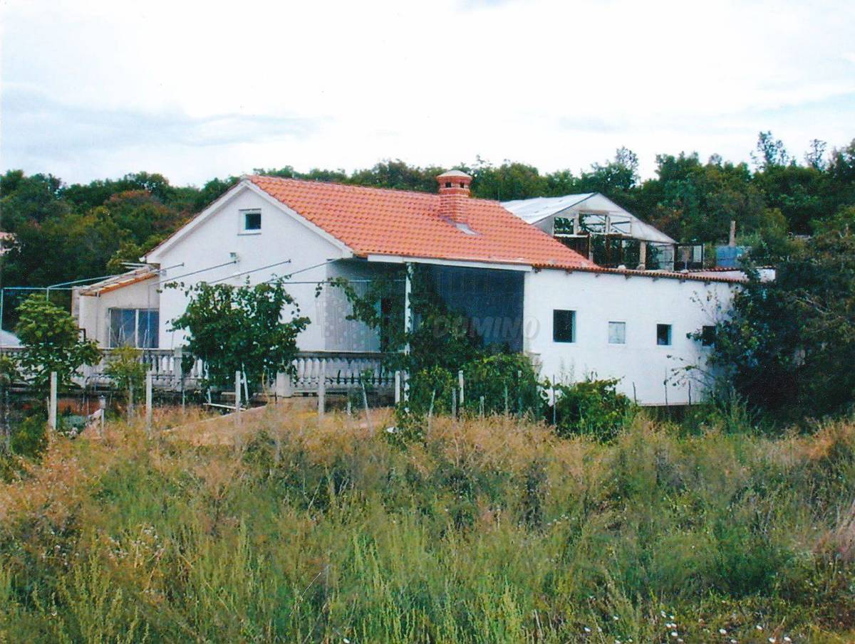 Hiša s kar 1500 m2 vrta - mesto Krk