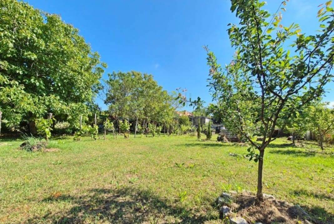 Hiša s kar 1500 m2 vrta - mesto Krk