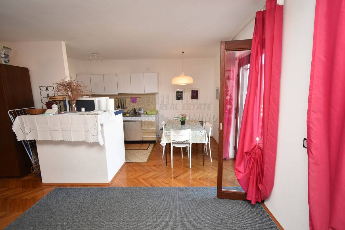 Hiša s 3 ločenimi apartmaji in vrtom! Njivice
