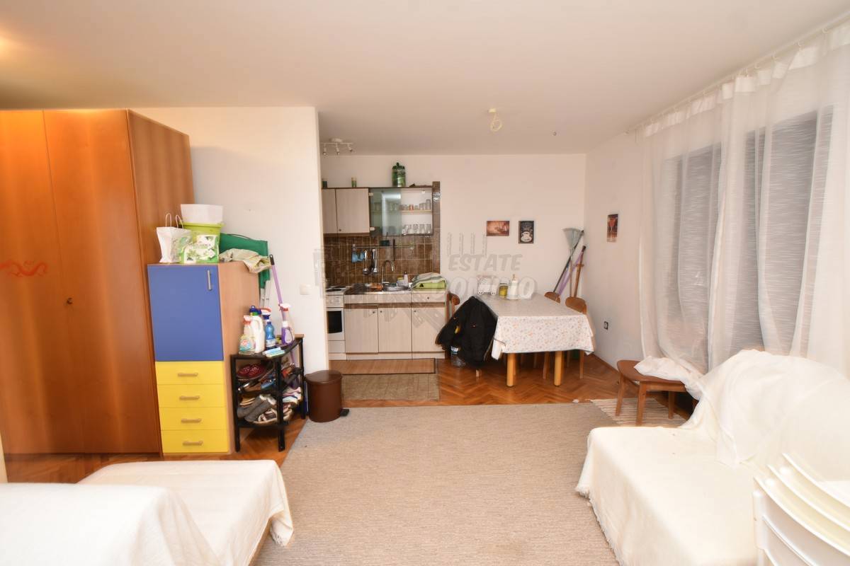 Hiša s 3 ločenimi apartmaji in vrtom! Njivice