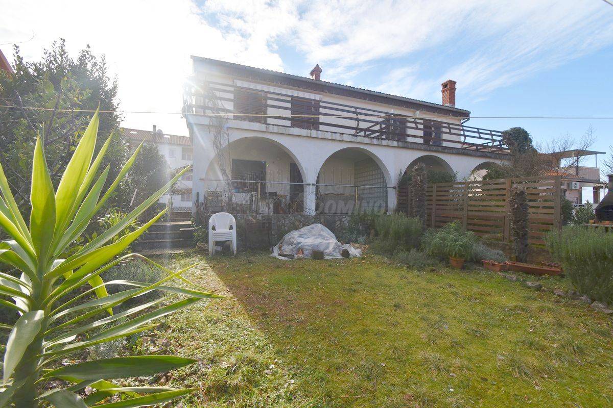 Hiša s 3 ločenimi apartmaji in vrtom! Njivice