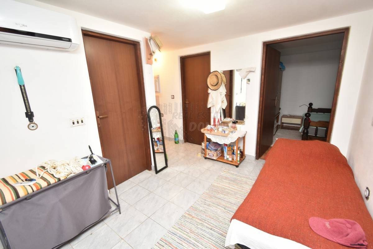 Hiša s 3 ločenimi apartmaji in vrtom! Njivice