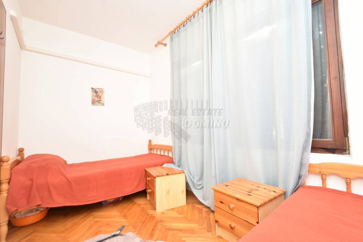 Hiša s 3 ločenimi apartmaji in vrtom! Njivice