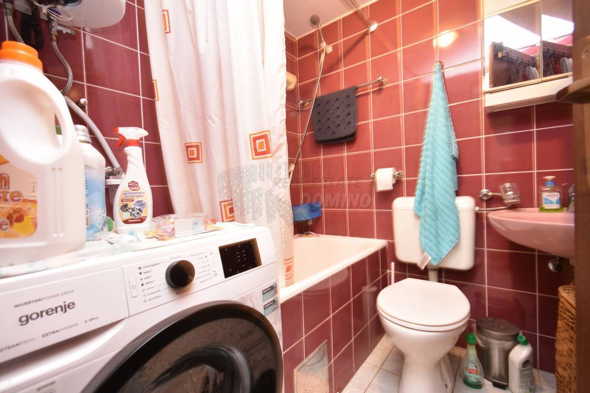 Hiša s 3 ločenimi apartmaji in vrtom! Njivice