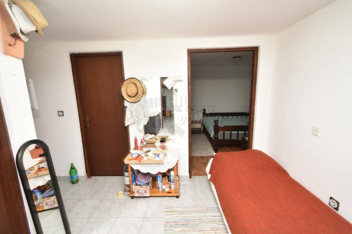 Hiša s 3 ločenimi apartmaji in vrtom! Njivice