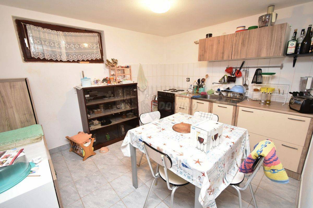 Hiša s 3 ločenimi apartmaji in vrtom! Njivice