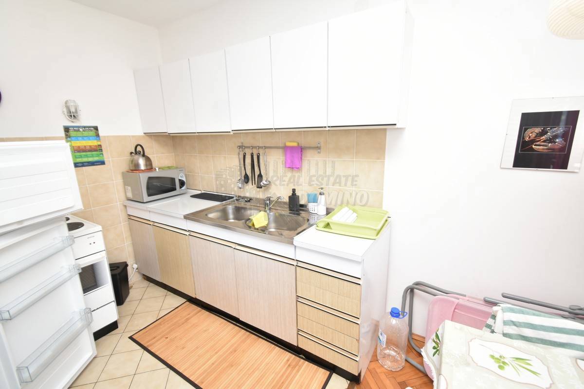 Hiša s 3 ločenimi apartmaji in vrtom! Njivice