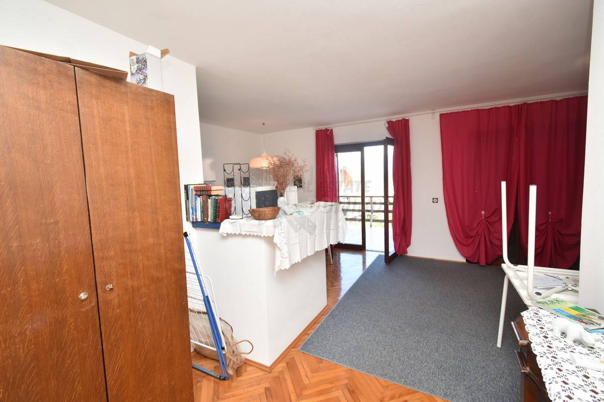 Hiša s 3 ločenimi apartmaji in vrtom! Njivice