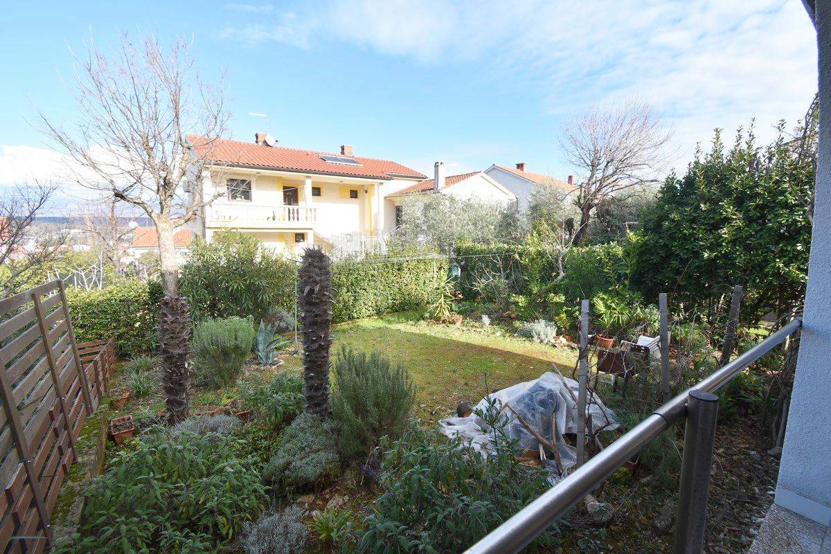 Hiša s 3 ločenimi apartmaji in vrtom! Njivice