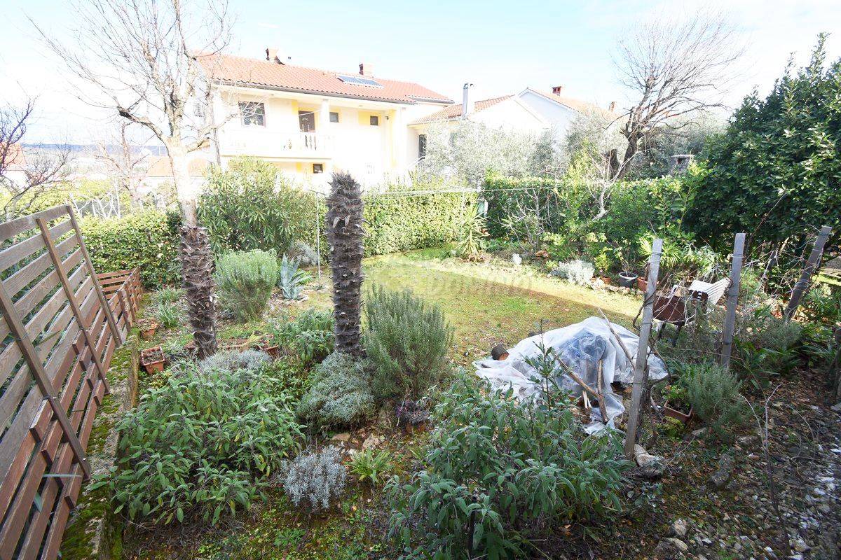 Hiša s 3 ločenimi apartmaji in vrtom! Njivice